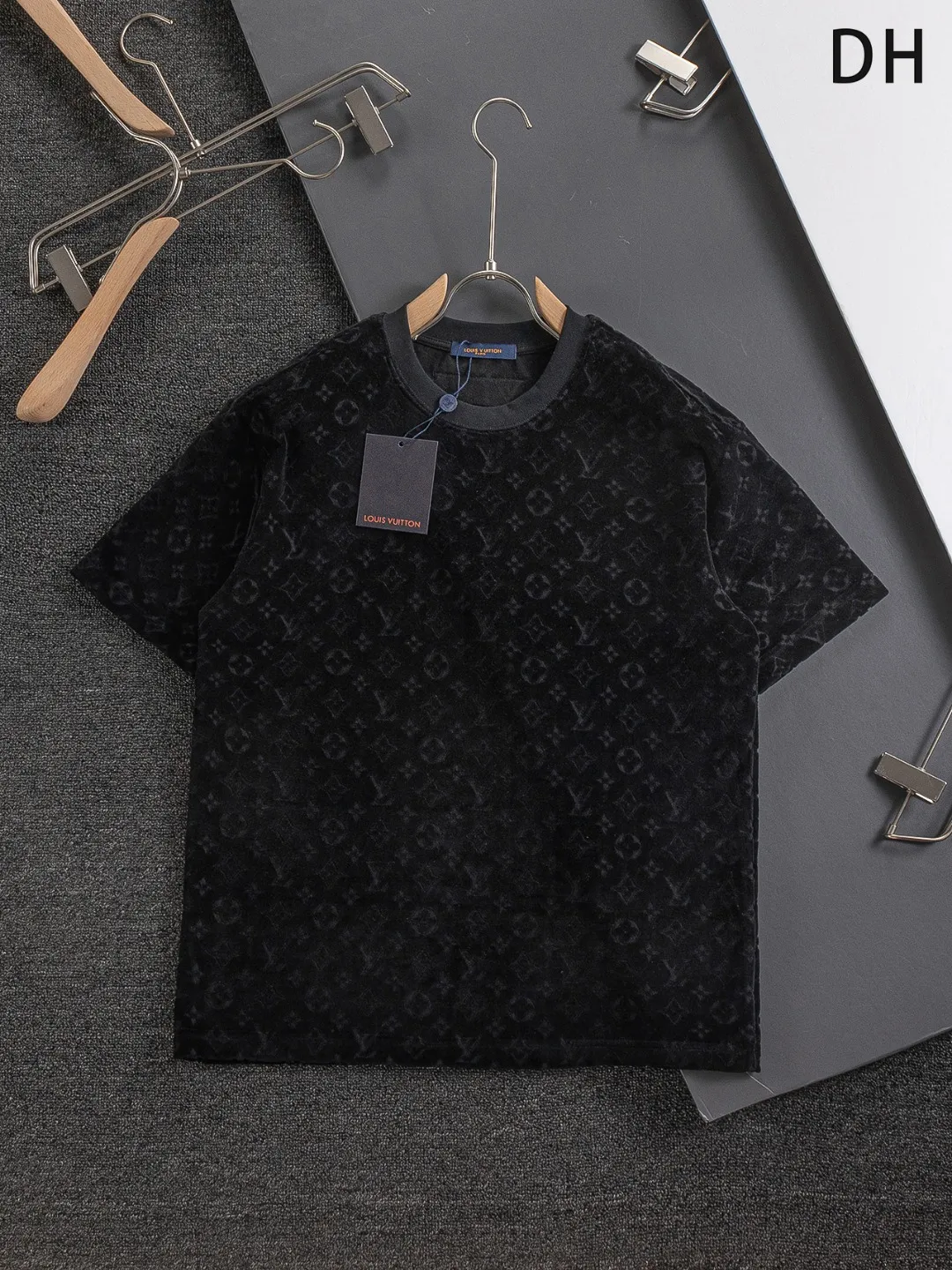 🅿️200 Louis Vuitton 1V slightly wide version S-Xl 25ss new product counter model will always be invincible, classic style, permanent boutique, timeless classic style, LV jacquard all-over printed towel sweater with logo🪡 embroidery pattern, short-sleeved T-shirt, cotton blended terry jersey fabric, original development. This comes from the 2025 beachwear limited series, the full logo jacquard towel highlights the classic Obliaue flower, with S-shaped round neck and topstitching, unique style, decorated with oblique jacquard all over, ribbed round neck with V-shaped topstitching, customized accessories, and the whole body is customized and developed according to the Y board... Complete with three labels, it can control various styles, paying tribute to LV Louis Vuitton's historic year! Coupled with the blessing of full-flower cotton material, both the comfort of the upper body is unparalleled. It can be said to be a must-have companion in summer. The excellent breathability and comfortable wearing feeling are unparalleled ~ recommended! ! Same style for men and women! Color: Black White Size: S-XL Size chart: S: Shoulder width 55-Bust 56-Length 71.5 M: Shoulder width 56.5-Bust 58-Length 73 L: Shoulder width 58-Bust 60-Length 74.5 XL: Shoulder width 59.5-Bust 62-Length 76